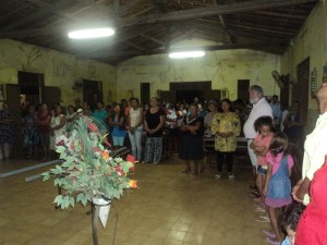 igreja cheia para a missa após a procissão.