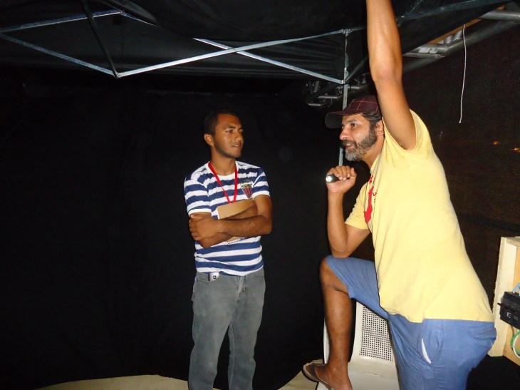 Luiz Carlos (camisa amarela) sendo entrevistado por Ailton Rodrigues (Foto: Airis Vital)