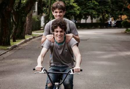 Cena do filme "Hoje Eu Quero Voltar Sozinho" (Foto: extra.globo.com)