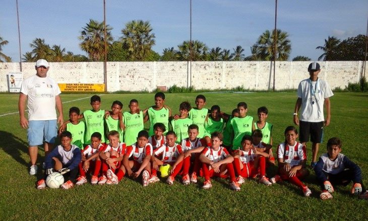 Galerinha da Escolinha de Futebol da ASCDEG, ficou responsável pela abertura do evento.