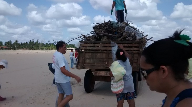Foi arrecadado dois tratores de lixo.