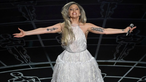 Lady Gaga tem performance magistral no Oscar.