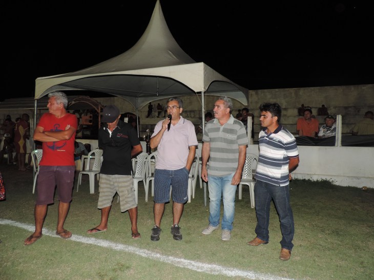 participaram da cerimônia personalidades políticas como Mestre Raimundo (camisa cinza)