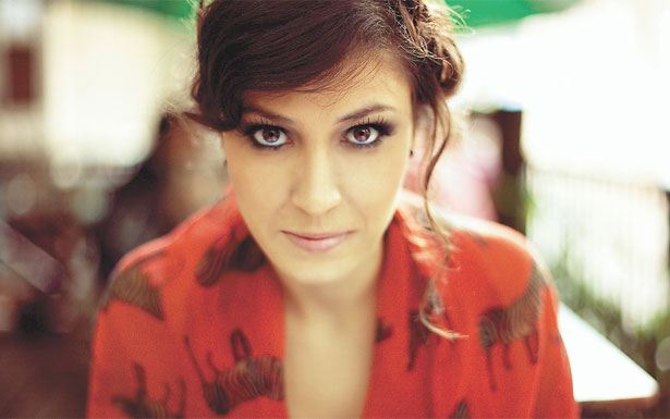 Cantora Clara Valente começa sua turnê em Gostoso.