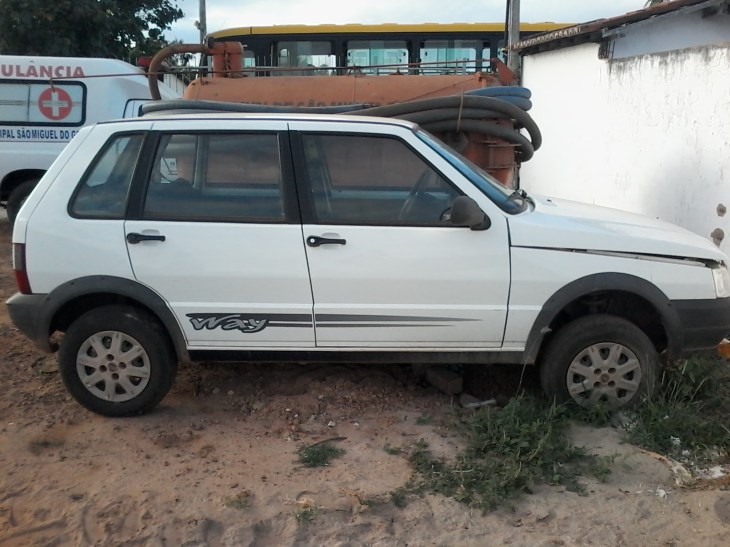 Fiat UNO 2012 também foi vítima do descaso.