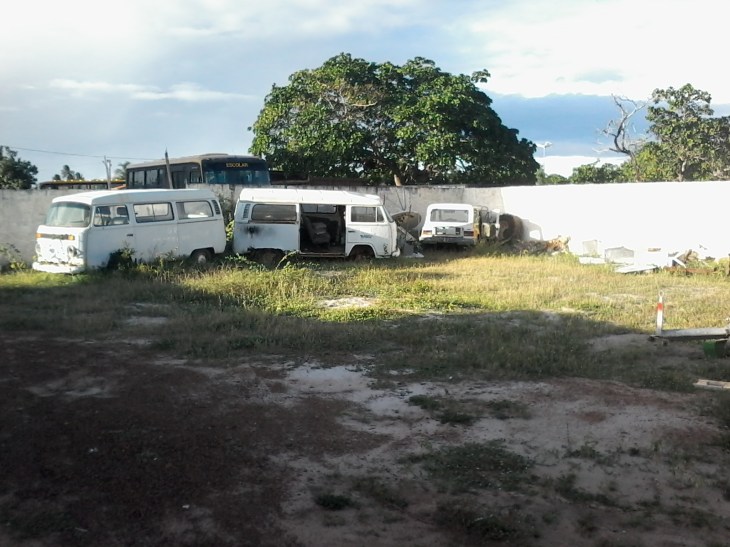 Kombis da saúde estão abandonadas a muito tempo no Centro de Múltiplo Uso.