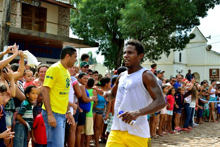 Chegada do vencedor gostosense da corrida de pedestre masculina (Foto: Ariclenes Silva)