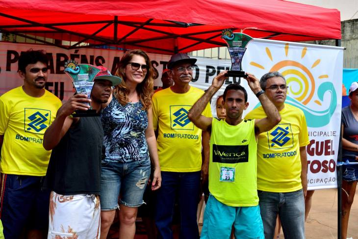 Premiação dos vencedores gostosenses no pedestre masculino (Foto: Ariclenes Silva)