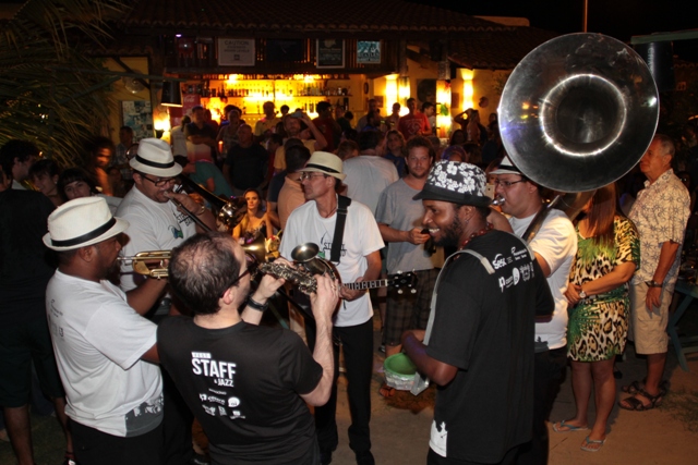 O Bossa e Jazz Street Band ticava nos intervalos dos shows, sempre com muita energia (Foto: Rogério Correia)