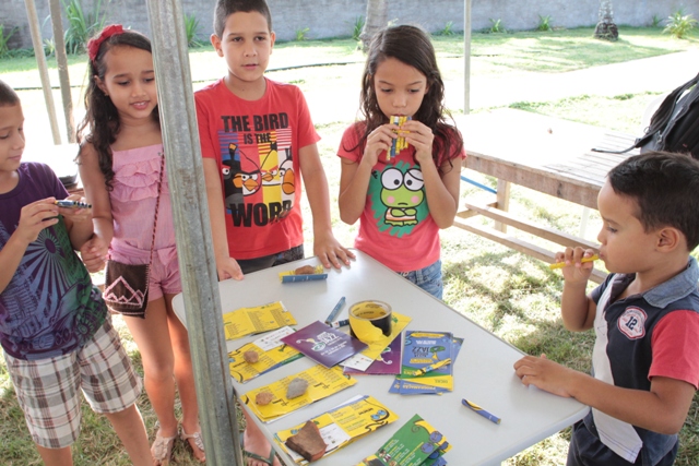 Crianças na Oficina de instrumentos musicais (Foto: Rogério Correia)