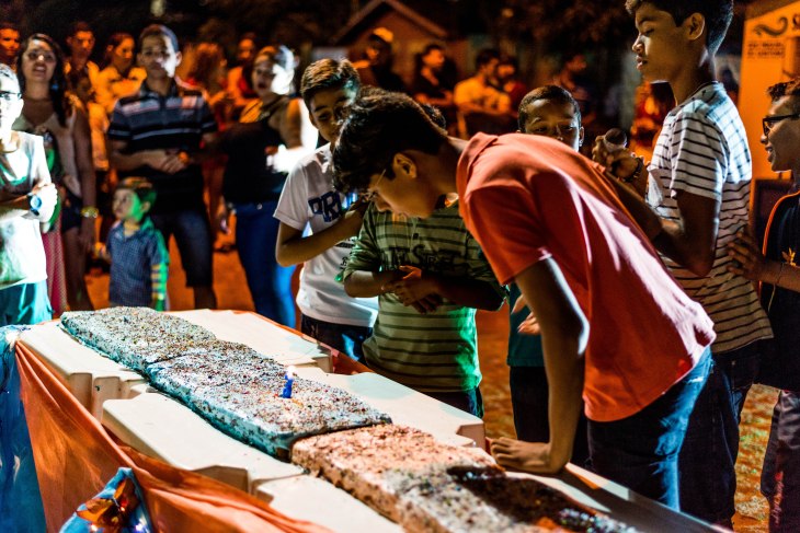 Bolo de três metros foi cortado por João Marcelo. (Foto: Ariclenes Silva).