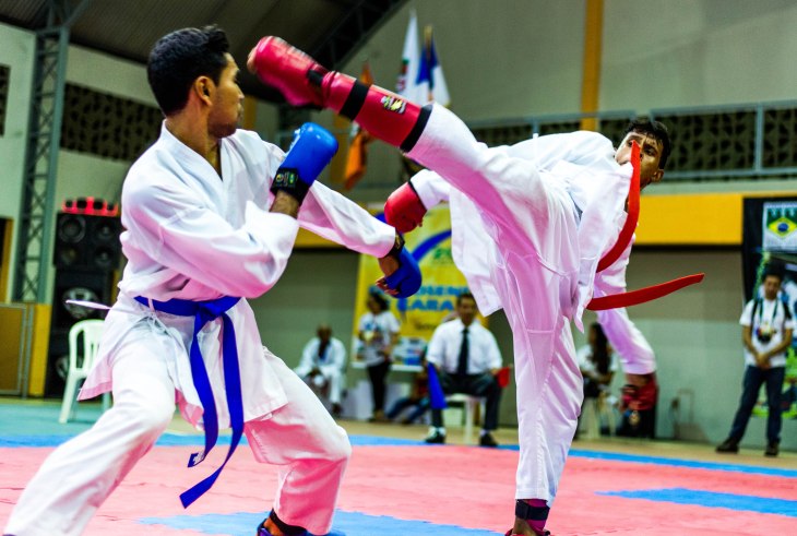 Golpe de Jonny passa perto mais não encaixa.