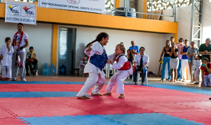 Evelyn Rayane (vermelho) disputando o Tira-Fitas.