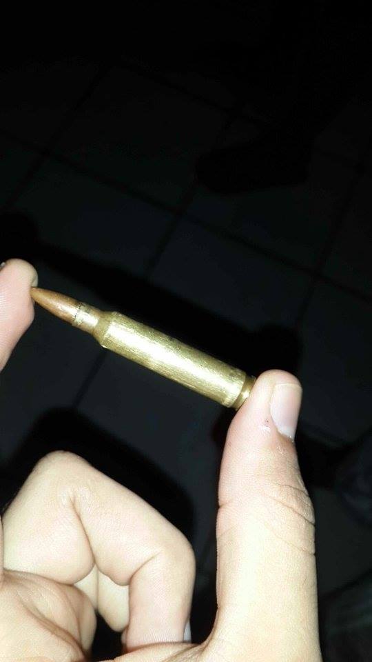 Bala de arma de grosso calibre foi encontrada no local.