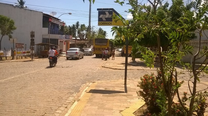 Ônibus esperam alunos para os conduzir ao Enem 2015.