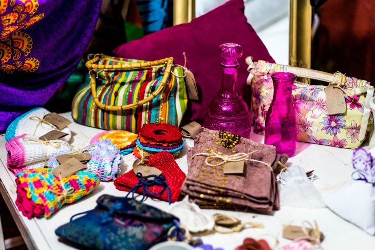 Artesanato também é atração dos vendedores na Praia.