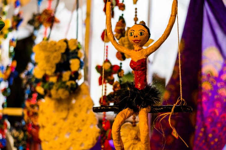 Artesanato também é atração dos vendedores na Praia.
