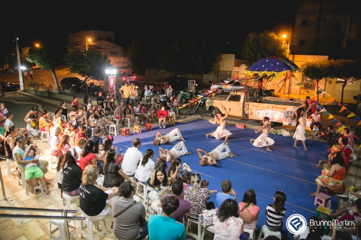 População se encanta com apresentações (FOTO: Brunno Martins).