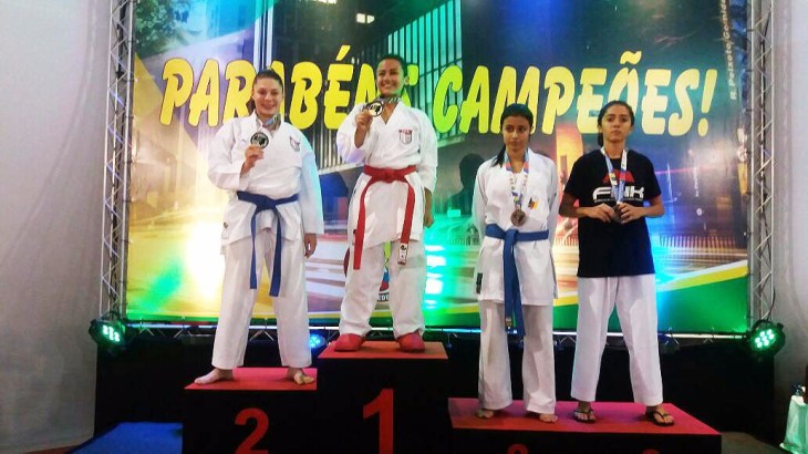 larissa_rodrigues_camisapreta