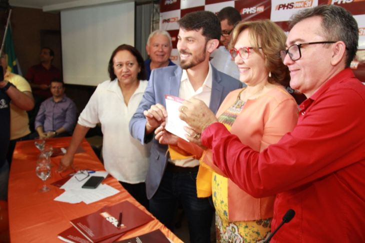 Zenaide oficialmente no PHS com os presidentes nacional e estadual