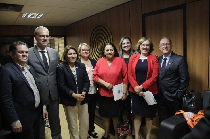 Zenaide com membros da audiência