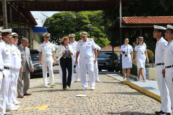 Deputada sendo recebida na Marinha