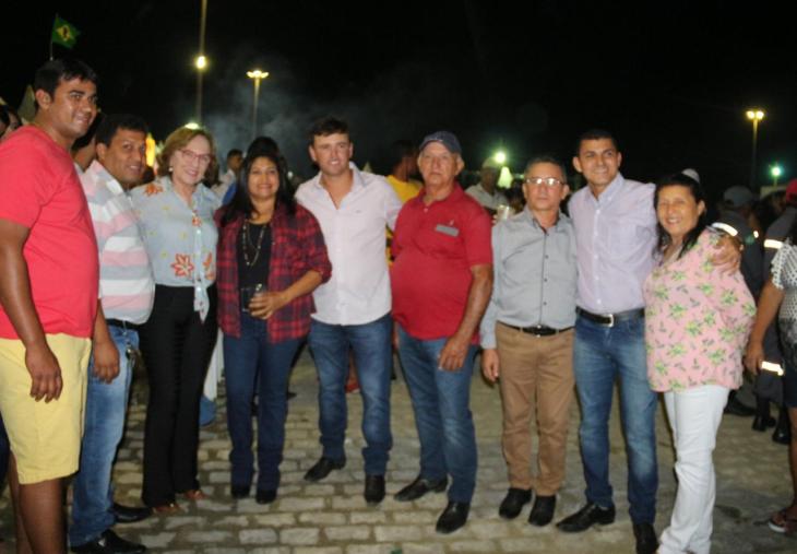 Zenaide Maia com mais amigos em Ielmo Marinho