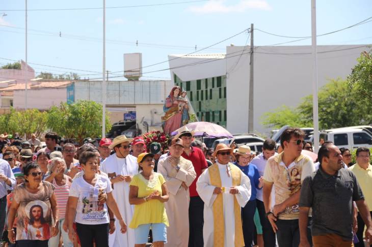 Zenaide Maia na procissão