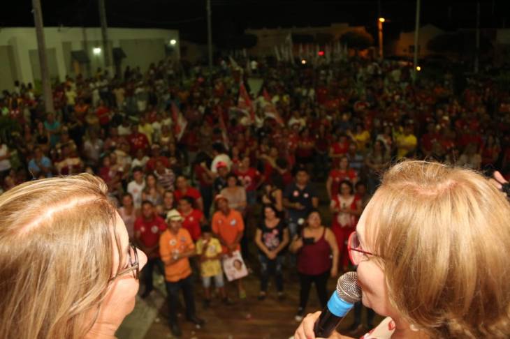 Zenaide e a prefeita de Olho D'Água dos Borges com a multidão no comîcio