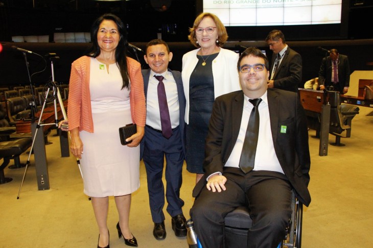 Zenaide com Tércio Barreto , Presidente da Sociedade Amigos do Deficiente Físico do Rio Grande do Norte, e familiares