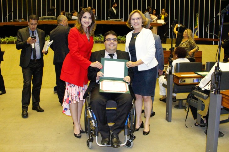 Zenaide faz entrega do diploma