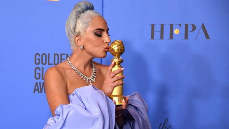 lady-gaga-beija-seu-globo-de-ouro-por-melhor-cancao-1546828961079_v2_900x506
