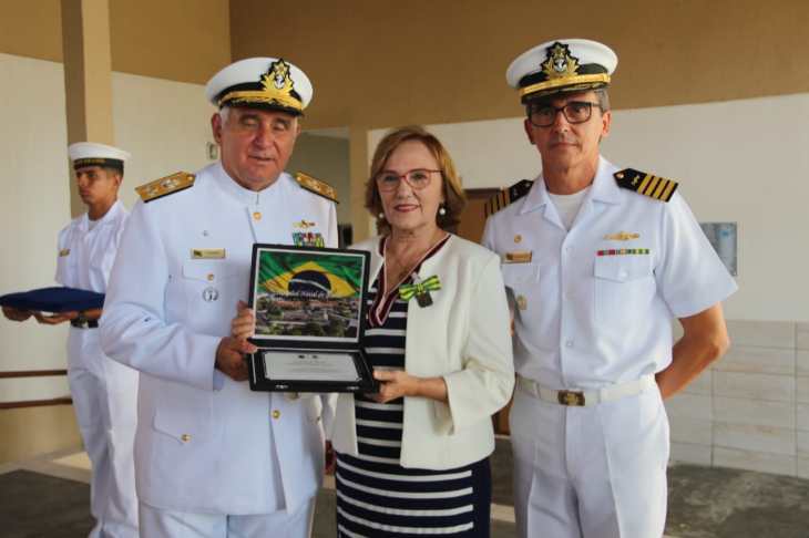 zenaide recebe homenagem da marinha